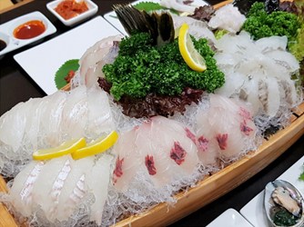 束草藍絲帶評鑑推薦30年老字號名店日出峰生魚片店