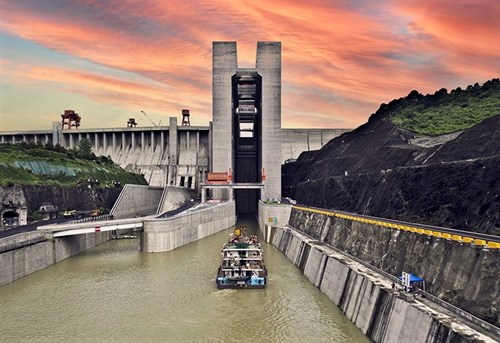 體驗「船舶坐電梯」三峽升船機