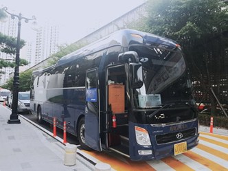 韓國高端賞楓選用2+1三排座VIP豪華旅遊車，寬敞舒適，每團上限22人