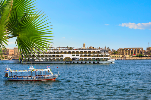 搭乘豪華河船欣賞尼羅河兩岸風光