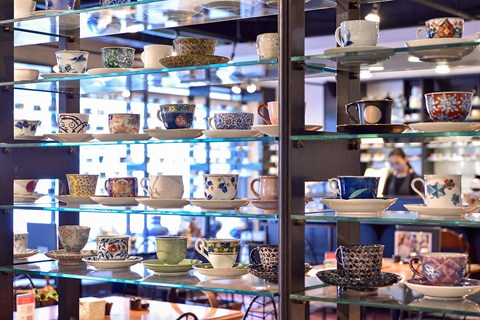 瓷器咖啡廳超過2500個有田燒咖啡杯展示