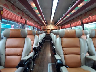 韓國高端賞楓選用2+1三排座VIP豪華旅遊車,寬敞舒適,每團上限22人