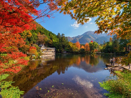 由布院金鱗湖紅葉倒影